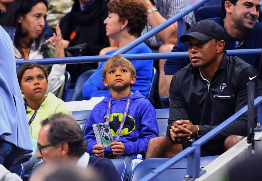 Tiger Woods con i figli Charlie e Sam (Epa)